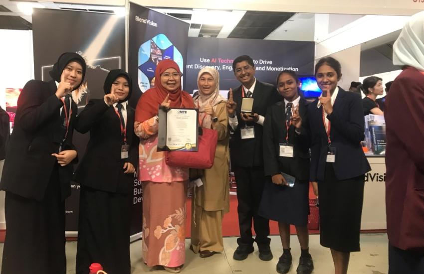 Nurul Elisha, Laila Yasmin, Nor Azzyati, Siti Hajar Muhammad, Kaneshwaran, Sivaaney, Yathavi Muniandy from SMK Banting. — Picture courtesy of SMK Banting team