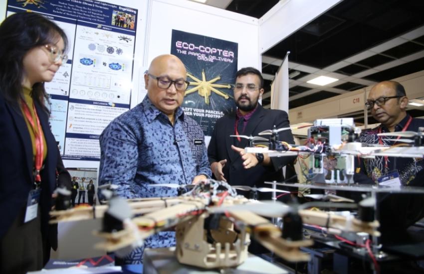 Aminuddin (second from left) and Ajmain (fourth from left) at the University of Wollongong Malaysia booth. — Picture courtesy of MTE